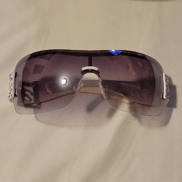 Jessica Simpson Stylish White and Black Sunglasses with Case - Picture 4 of 11